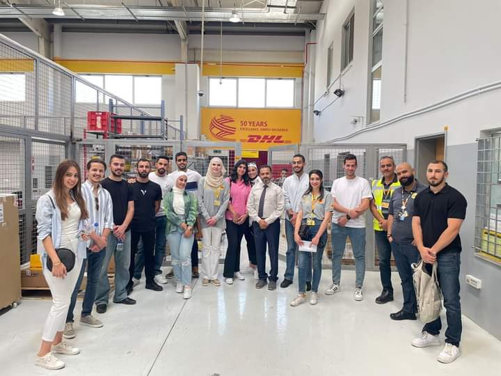 وفد طلابي من الجامعة الألمانية الأردنية يزور مستودعات شركة DHL للشحن السريع