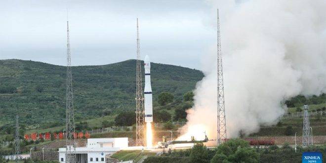 الصين تطلق بنجاح  16 قمراً صناعياً جديداً