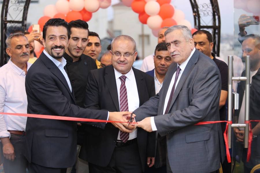 رئيس الجامعة الاردنية نذير عبيدات  و رئيس جامعة جدارا محمد طالب عبيدات يفتتحان مطعم حرتا في عمان