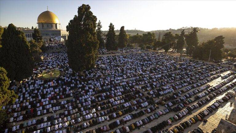 عشرات الآلاف يؤدون صلاة الجمعة في المسجد الأقصى