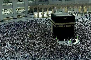 مشهد مهيب ..امتلاء صحن الطواف بالمعتمرين