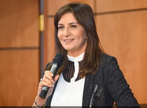 بعد التعديل الوزاري.. نبيلة مكرم تعلق وتطلب الدعاء لابنها