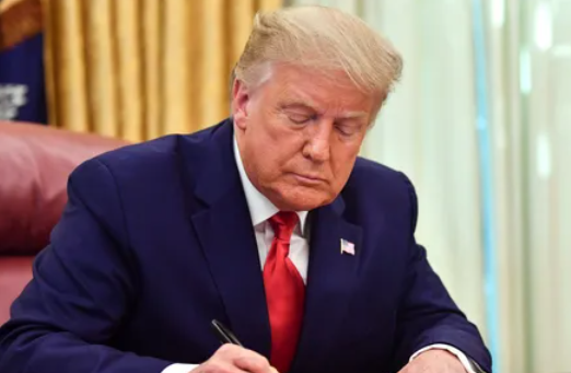 ترامب يؤكد رفع سرية الوثائق.. ماذا يقول القانون الأميركي؟