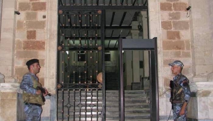 طلق ناري بالفم نافذ من الرأس.. انتحار مدير بلدية في سوريا