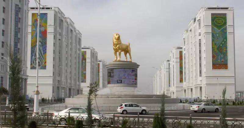 رئيس دولة يكرم سلالة كلاب ألاباي المفضلة لديه بنصب تمثالًا ذهبيًا عملاقًا لها