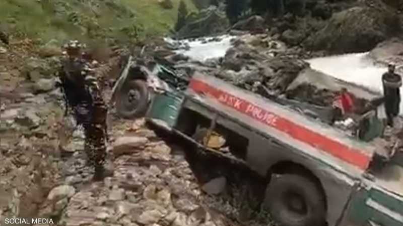 قتلى بسقوط حافلة في واد بكشمير