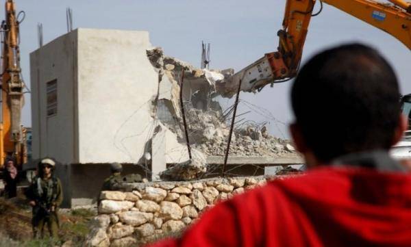 الاحتلال يجبر مواطنا على هدم منزله بالعيسوية بالقدس