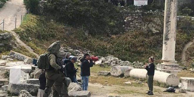 مستوطنون إسرائيليون يقتحمون المنطقة الأثرية في سبسطية شمال نابلس