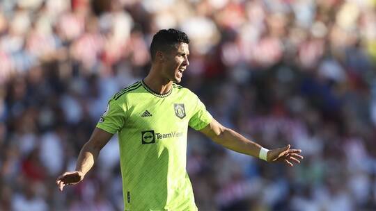 أسطورة مانشستر يونايتد يعاتب رونالدو ويصفه بـأعظم لاعب في كل العصور