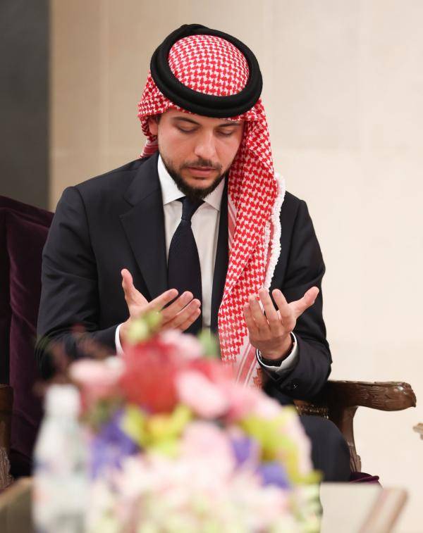 الزبون يهنئ بخطوبة ولي العهد