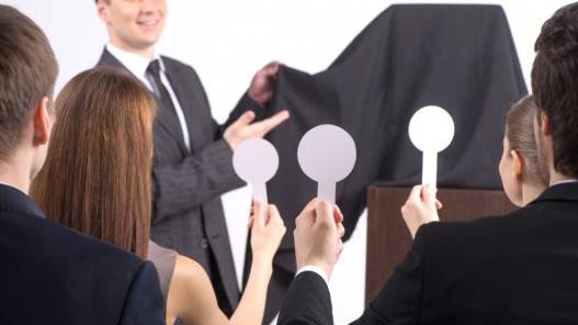 العثور على رفات طفلين داخل حقيبتين بيعتا في مزاد في نيوزيلندا