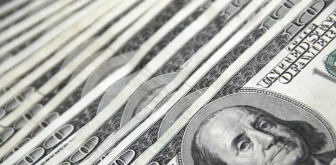 الدولار يلامس أعلى مستوى في 3 أسابيع بعد محضر الفيدرالي