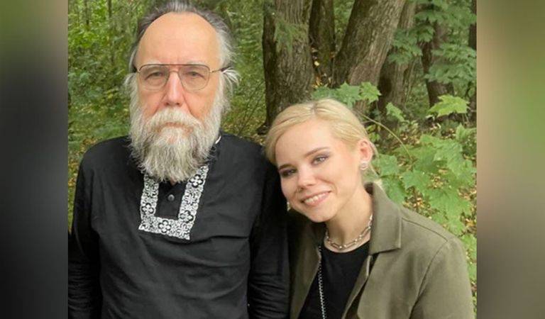 مقتل ابنة الفيلسوف الروسي الشهير ألكسندر دوجين في انفجار سيارة بموسكو