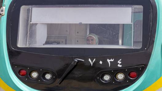 مصريتان تعبّدان الطريق أمام النساء لقيادة المترو في القاهرة