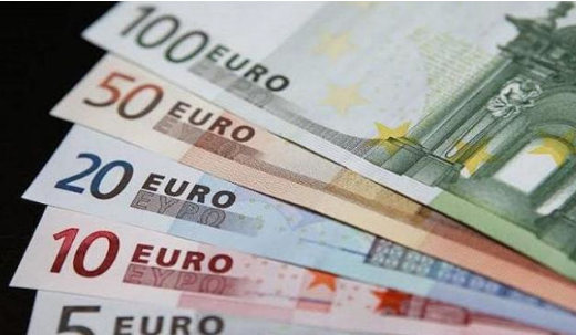 اليورو يسجل أدنى مستوى له مقابل الدولار منذ 2002