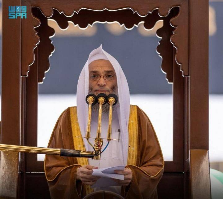 خطيب الحرم المكي: مقاطع بعض مشاهير التواصل قد تهدم بنيان الأسر