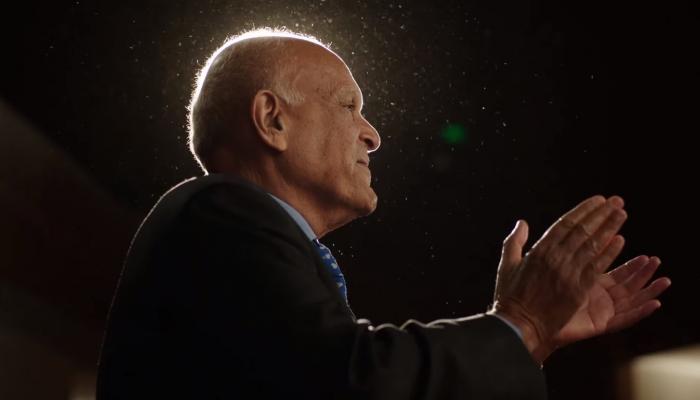 شائعة وفاة مجدي يعقوب.. طبيب القلوب يواصل مسيرته في أسوان