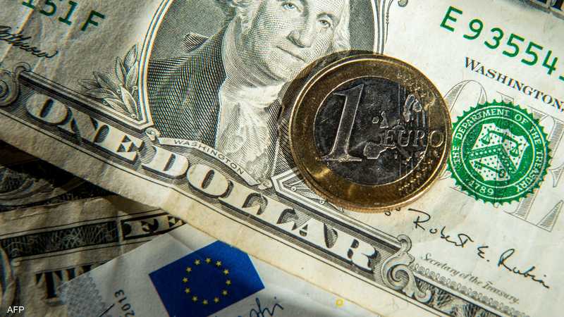 الدولار عند أعلى مستوى في 20 عاما بسبب التأهب لرفع الفائدة