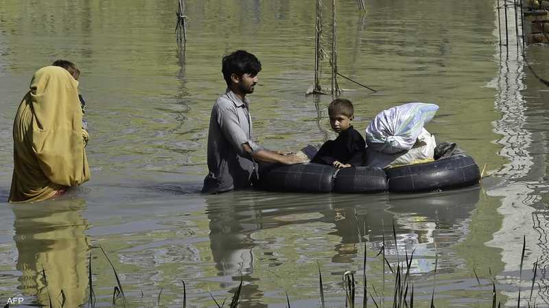 الإمارات تبدأ تسيير جسر جوي من المساعدات إلى باكستان
