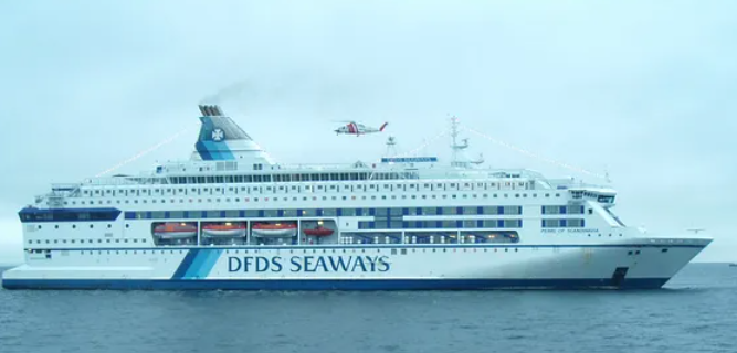 حريق في عبارة تقل مئات الأشخاص قبالة السويد