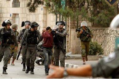 الاحتلال يعتقل 10 فلسطينيين من الضفة