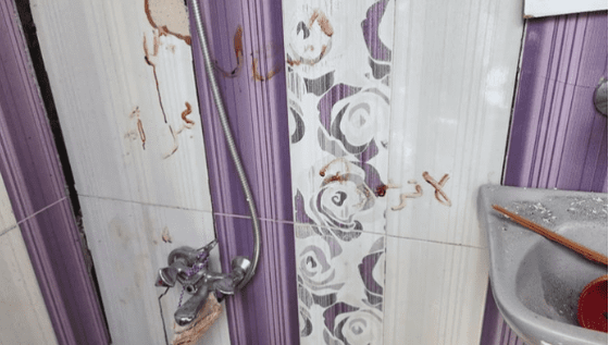 وصية بالدم كُتبت على جدار حمام منزل محاصر بفلسطين