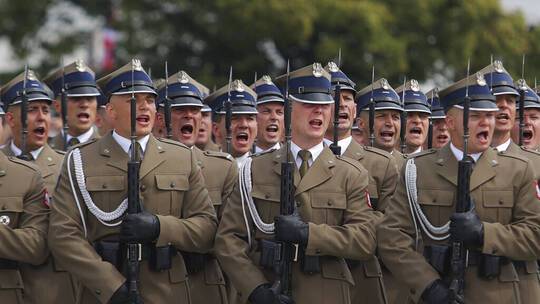 رئيس الوزراء البولندي: سنضاعف ميزانيتنا الدفاعية