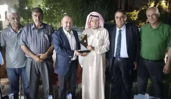 الوحدات يكرم الفايز لمواقفه الداعمة لفلسطين