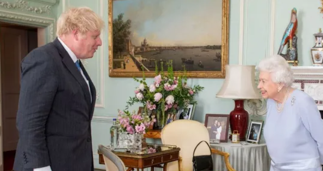 ملكة بريطانيا تكسر تقليد تعيين رئيس الوزراء