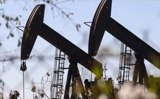 برغم تحسن الإنتاج.. مخزونات النفط تواصل التراجع بأميركا