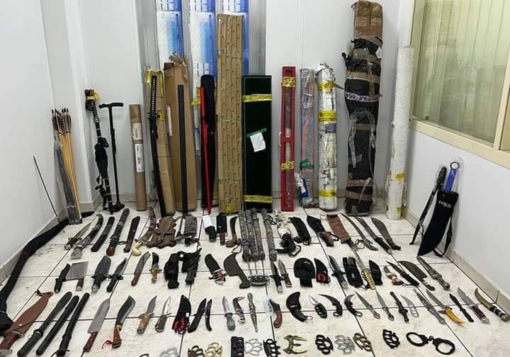 كمية هائلة من الأسلحة البيضاء والصواعق.. مع قادمين للكويت