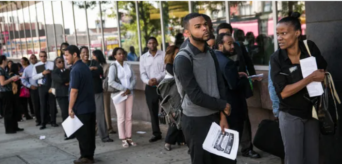 طلبات إعانة البطالة الأميركية تتراجع بأكثر من التوقعات