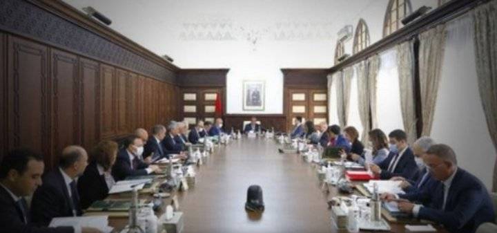 الحكومة المغربية تعد بتحسين دخل المواطنين