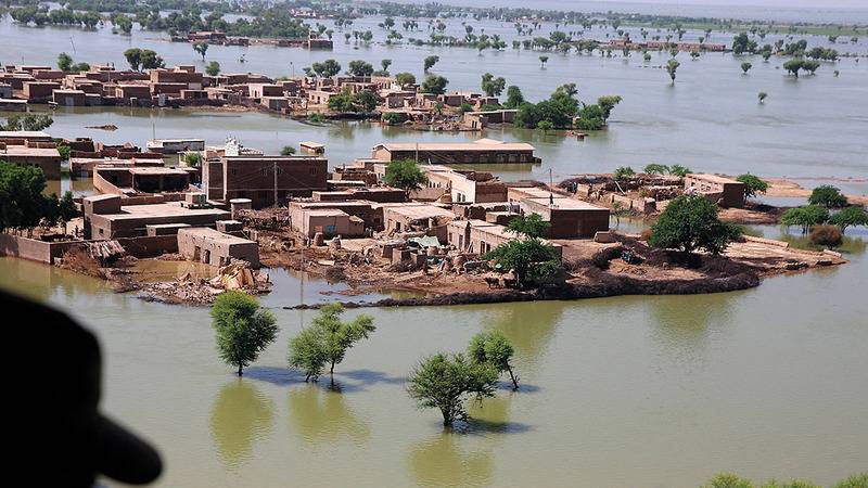 أهالي قرى في باكستان غمرها الفيضان يواجهون الجوع والأفاعي السامّة