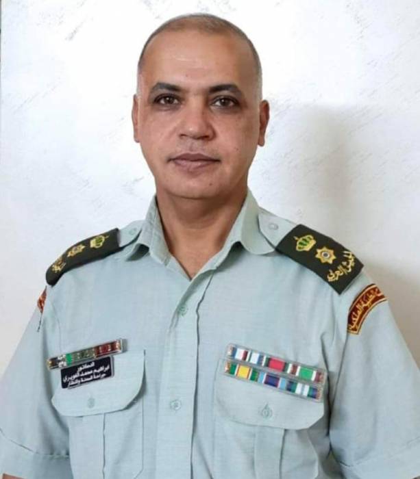 الفريق غازي الطيب يُهنئ المقدم الطبيب محمد الغويري بالترقية إلى مستشار في الطب والجراحة العامة