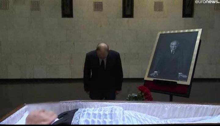 بوتين ينحني أمام جثمان جورباتشوف