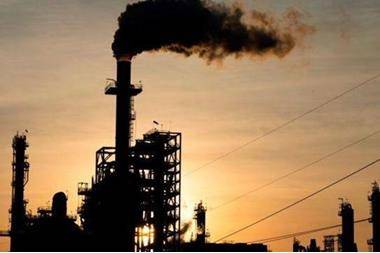 النفط يسجل أسوأ خسارة أسبوعية عالمياً منذ أكثر من شهر