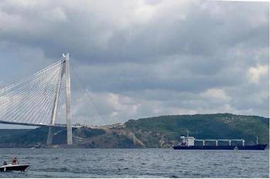 إعادة فتح مضيق البوسفور بعد إغلاقه مؤقتا بسبب تعطل سفينة