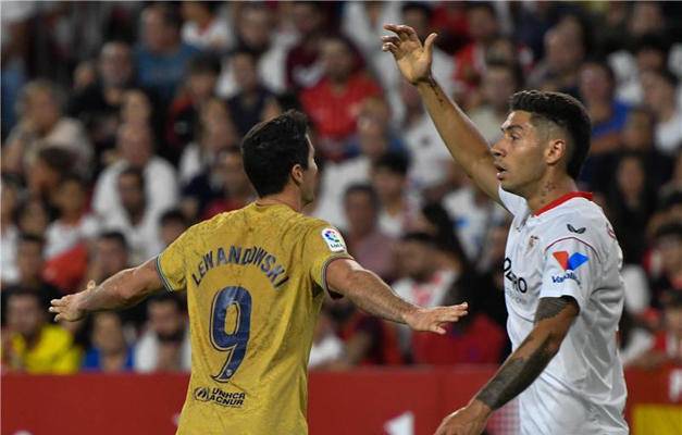 برشلونة يضرب إشبيلية بثلاثية في قمة الدوري الاسباني