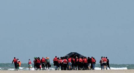 إنقاذ 190 مهاجراً حاولوا عبور قناة المانش