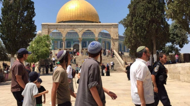 مستوطنون متطرفون يقتحمون باحات الأقصى