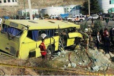 مقتل وإصابة 52 شخصاً في حادث انقلاب مروع بالجزائر