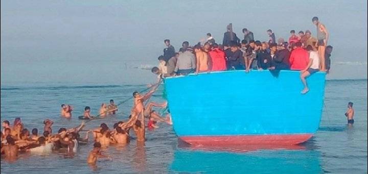 انقلاب قارب للهجرة السرية على متنه 62 مغربيا