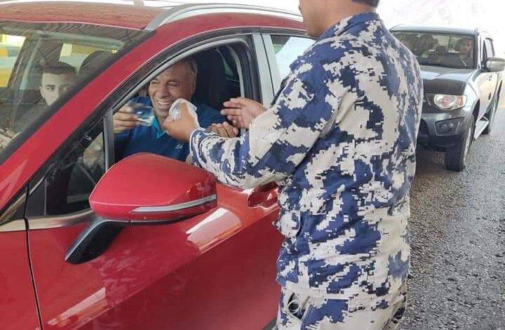 جمرك وادي اليتم ينظم مبادرة توزيع عبوات الماء البارد على المسافرين