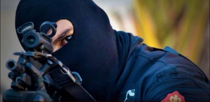 شرطي مغربي يطلق الرصاص على مجموعة عرضته للخطر