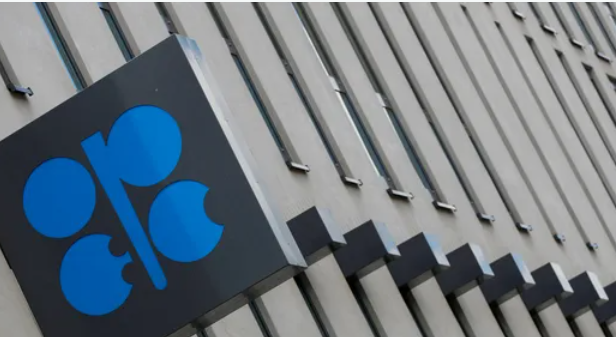 أوبك+ تقرر خفض إنتاجها لأول مرة في أكثر من عام