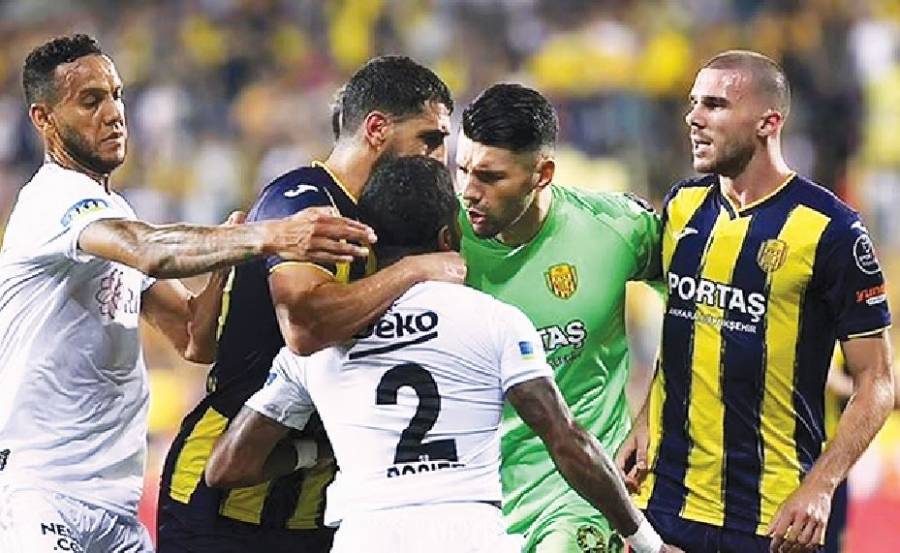 مشجع يعتدي على أوكان لاعب بشيكتاش