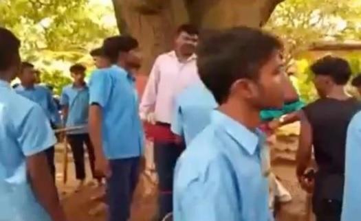 طلاب هنود يربطون أستاذ الرياضيات بشجرة