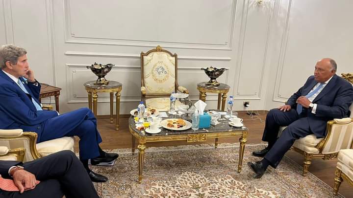 على هامش المشاركة في منتدى مصر للتعاون الدولي… وزير الخارجية يلتقي المبعوث الرئاسي الأمريكي الخاص للمناخ