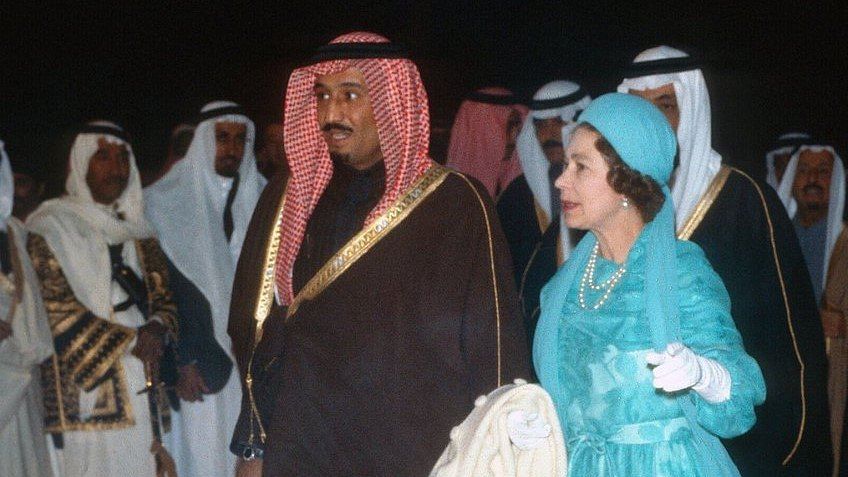قصص ومواقف جمعت الملكة إليزابيث بملوك السعودية... جولة في سيارة وهدايا ثمينة
